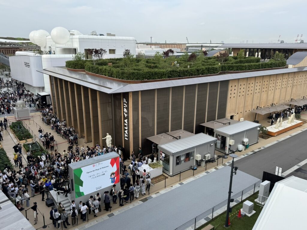 大屋根リングから望む会場