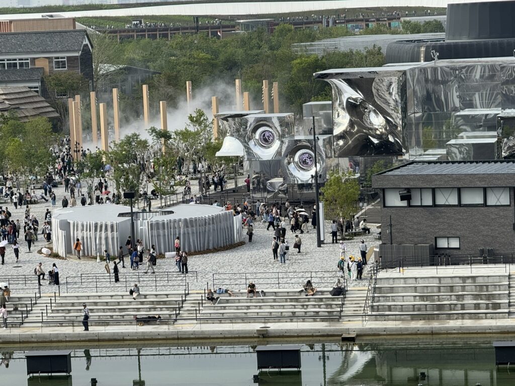 大屋根リングから望む会場