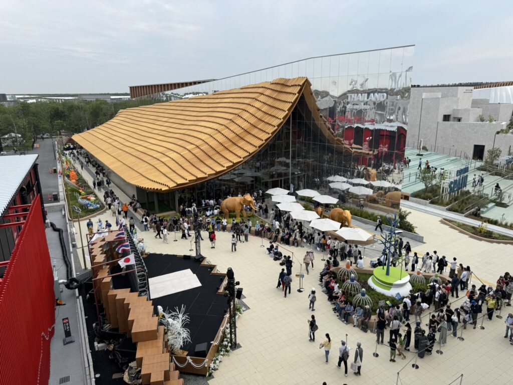 大屋根リングから望む会場