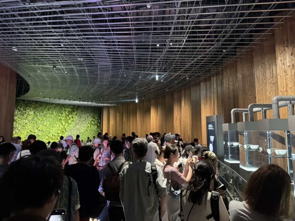 日本館、ただいまお食事中「ごみを食べる日本館」