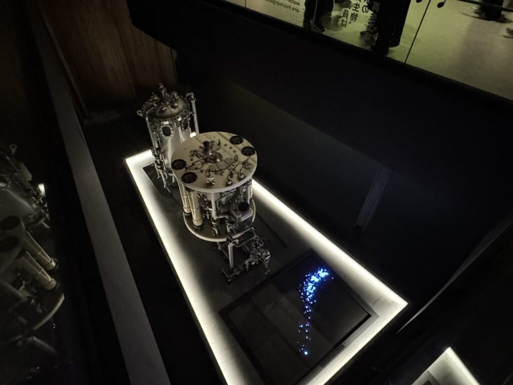 日本館、ただいまお食事中「ごみを食べる日本館」