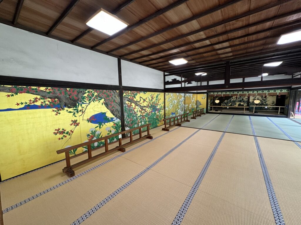 大書院と国宝障壁画のレプリカ（実物は国宝館）
