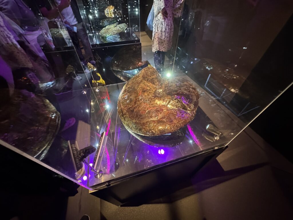 アンモライト　いのちの象徴としてパソナ館の建築デザインに採用された