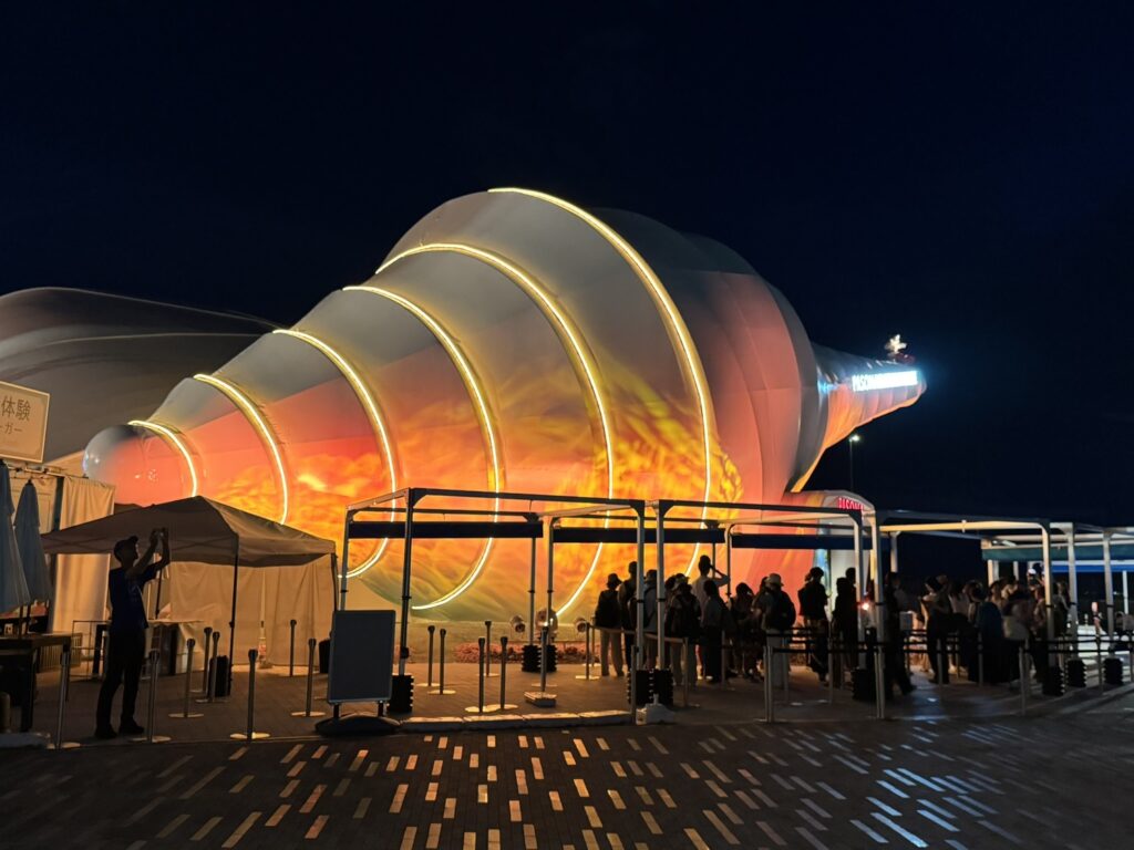夜のパソナ館