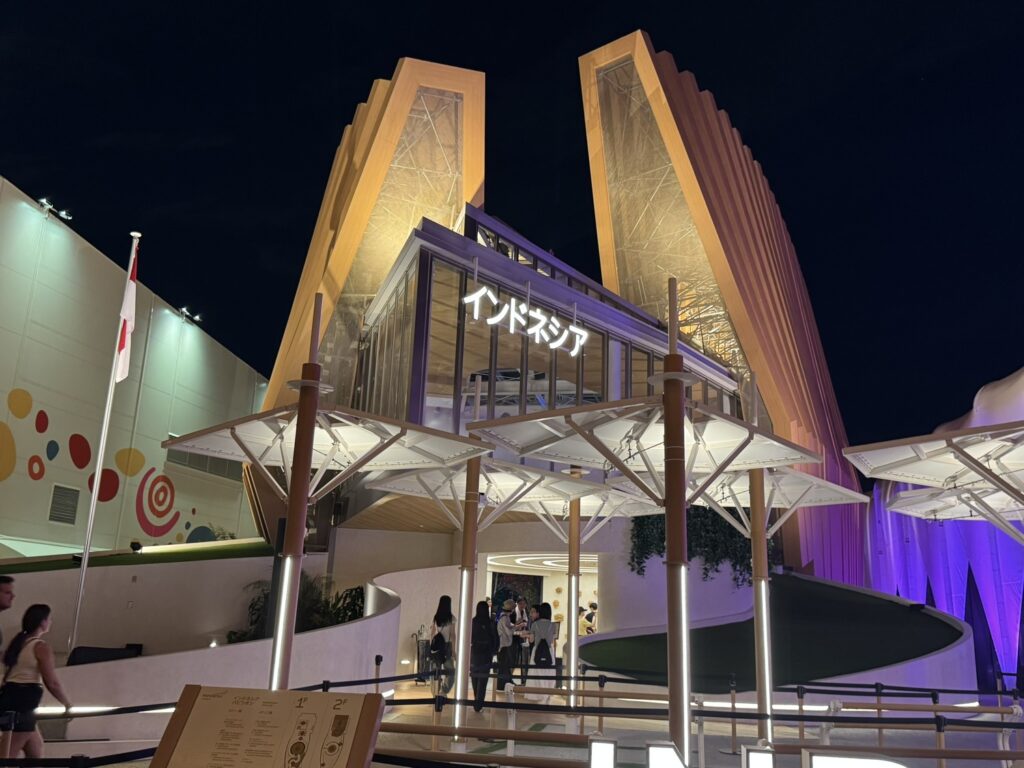 夜のインドネシア館