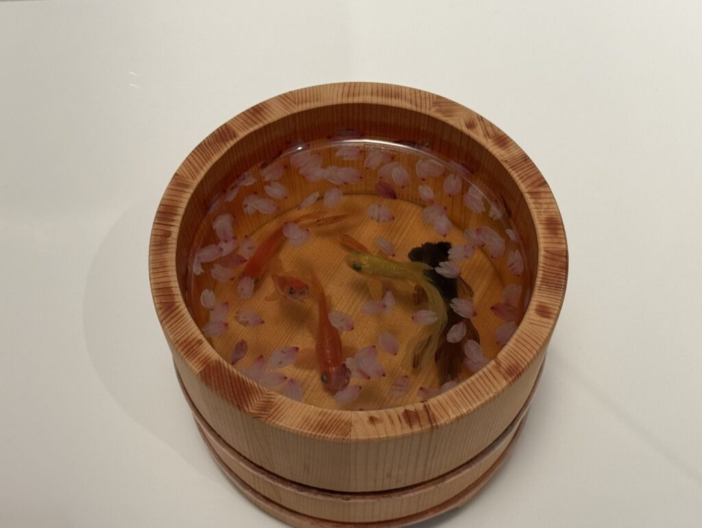 「金魚絵師」深堀隆介展－水面のゆらぎの中へ　作品：春の桶